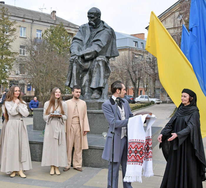 Біля пам’ятника Т. Шевченкові в Тернополі актори академічного драмтеатру зіграли сцену повернення Тараса в Україну після тривалих років російської солдатчини, заслання, поневірянь. Фото автора